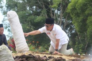 Usai Mendaftar di KPU Konawe Harmin Ramba Ziarah Makam Raja Lakidinde