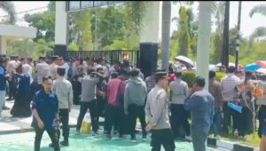 Sidang Perdana Guru Supriani Di Pengadilan Negeri Andoolo Berlangsung Aman Dan Kondusif Di Hadiri Rekan-Rekan Se Profesi