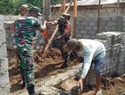 Pererat Kebersamaan, Babinsa Desa Gandean Gotong Royong Bangun Rumah Warga
